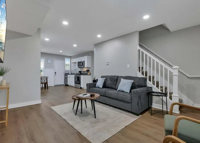Modern Townhouse In Historic Building Walk To Downtown Apartment